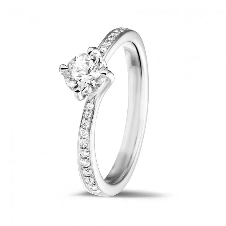 0.70 quilates anillo solitario diamante en platino con diamantes en los lados 