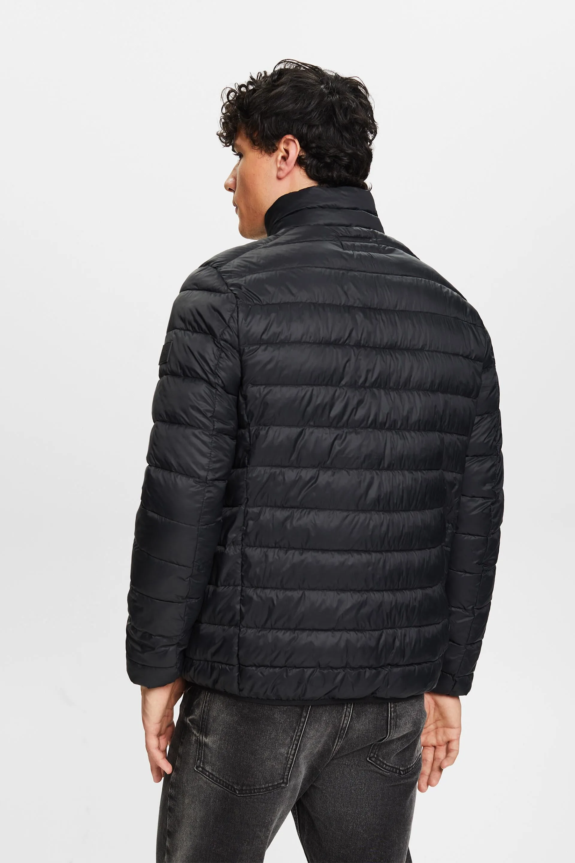 Abrigo acolchado con cuello alto