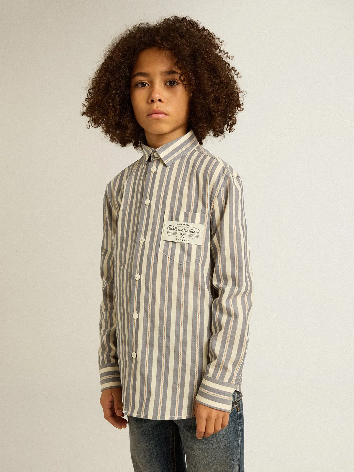 Camisa de niño de rayas con detalle Golden Dreamers en el bolsillo