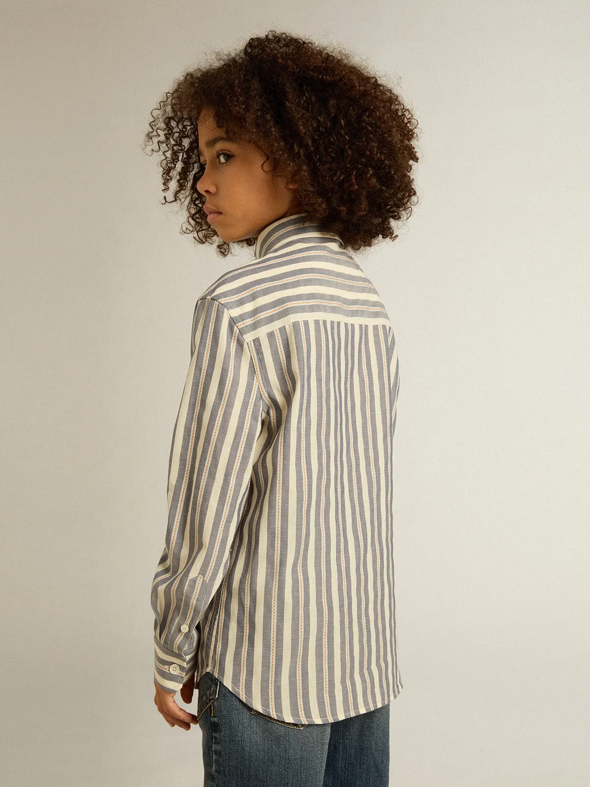 Camisa de niño de rayas con detalle Golden Dreamers en el bolsillo