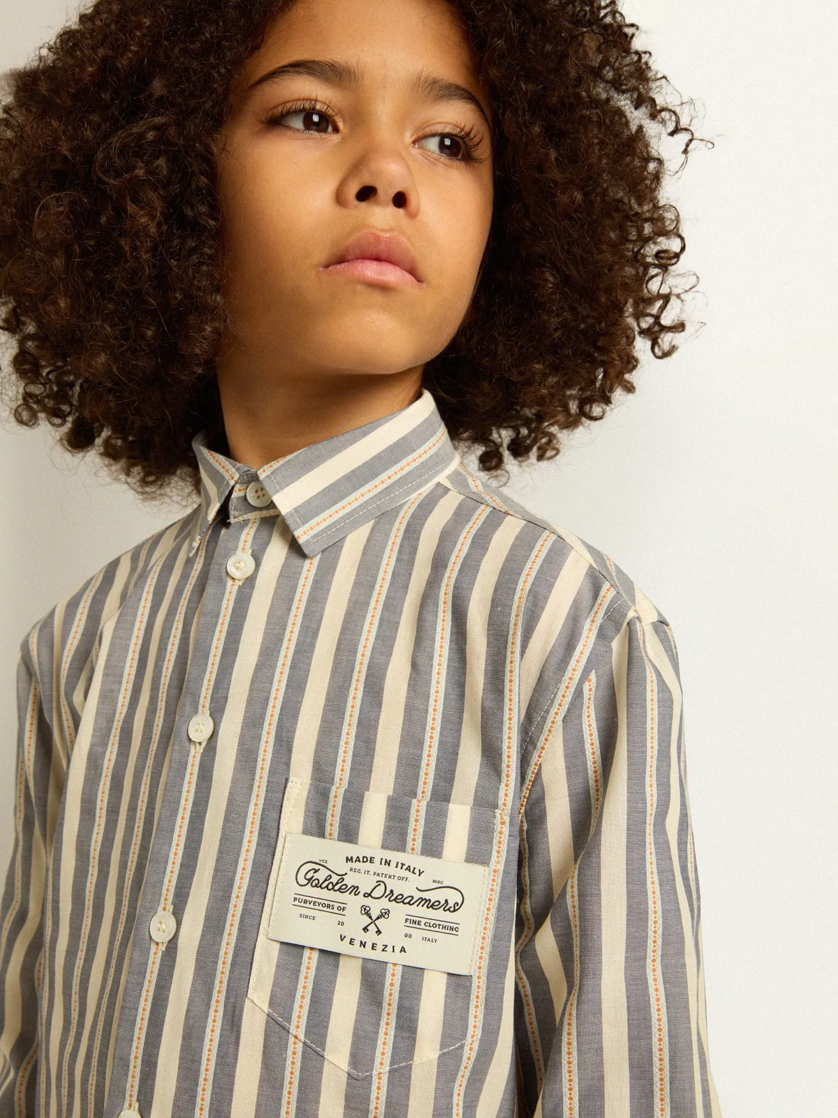 Camisa de niño de rayas con detalle Golden Dreamers en el bolsillo