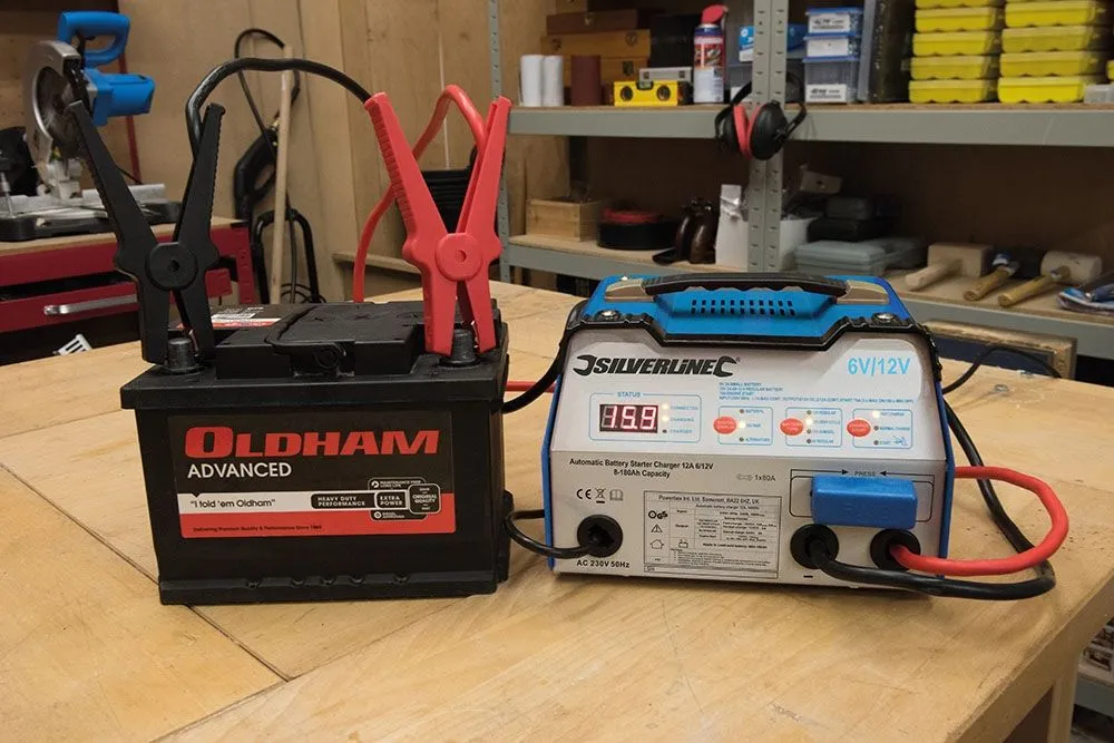 Cargador arrancador de baterías automático. 6 y 12V 12A