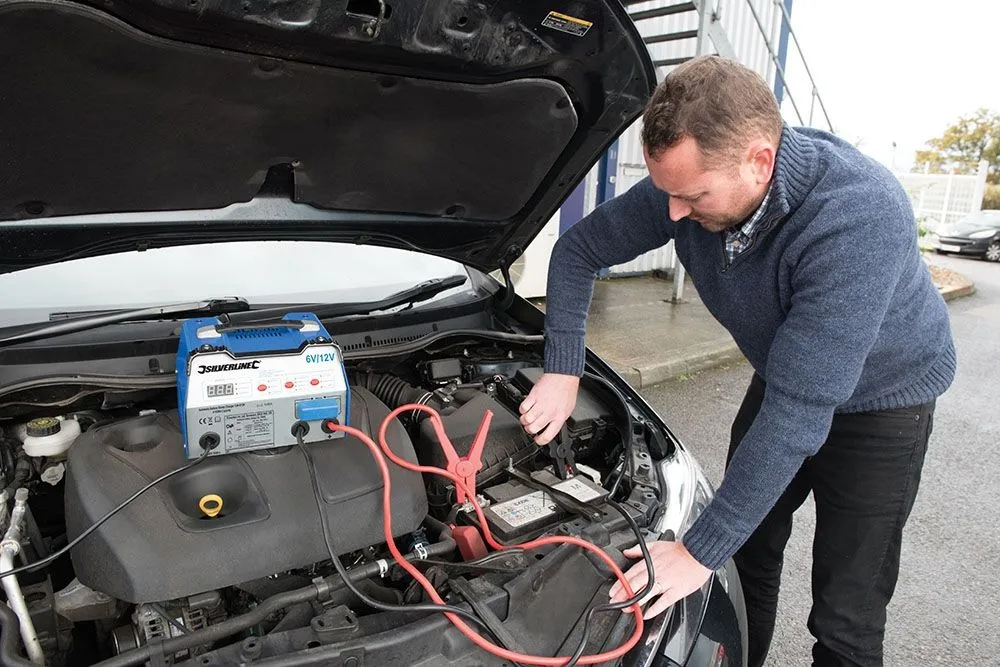 Cargador arrancador de baterías automático. 6 y 12V 12A