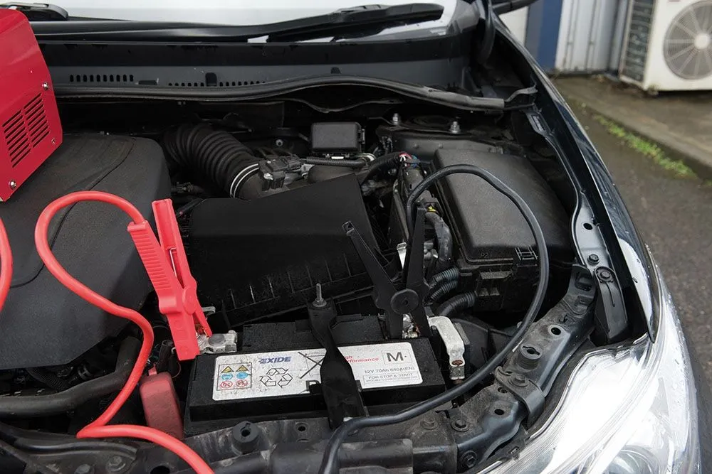 Cargador arrancador de baterías automático. 6 y 12V 12A