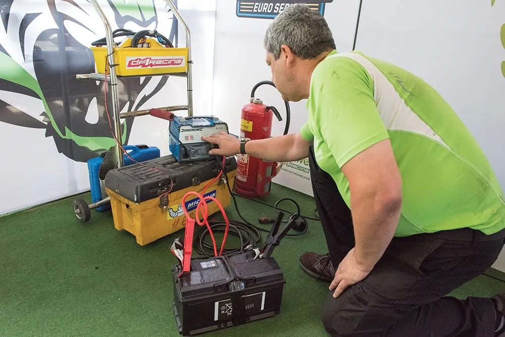 Cargador arrancador de baterías automático. 6 y 12V 12A