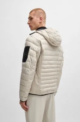 Chaqueta acolchada repelente al agua con detalles reflectantes decorativos