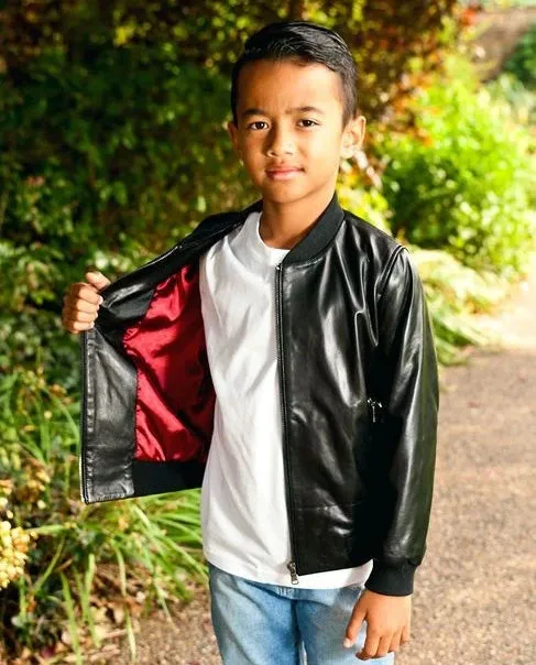 Chaqueta estilo bomber de cuero real unisex con cremallera Varsity en color Negro y Azul