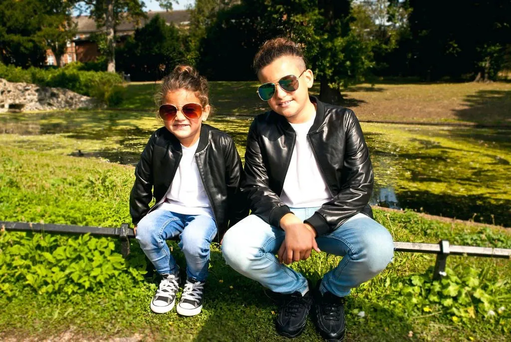 Chaqueta estilo bomber de cuero real unisex con cremallera Varsity en color Negro y Azul