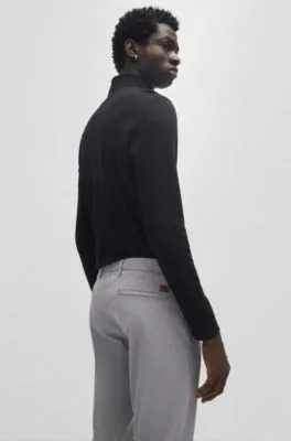 Chinos slim fit en tejido de gabardina de algodón elástico