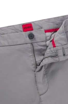 Chinos slim fit en tejido de gabardina de algodón elástico