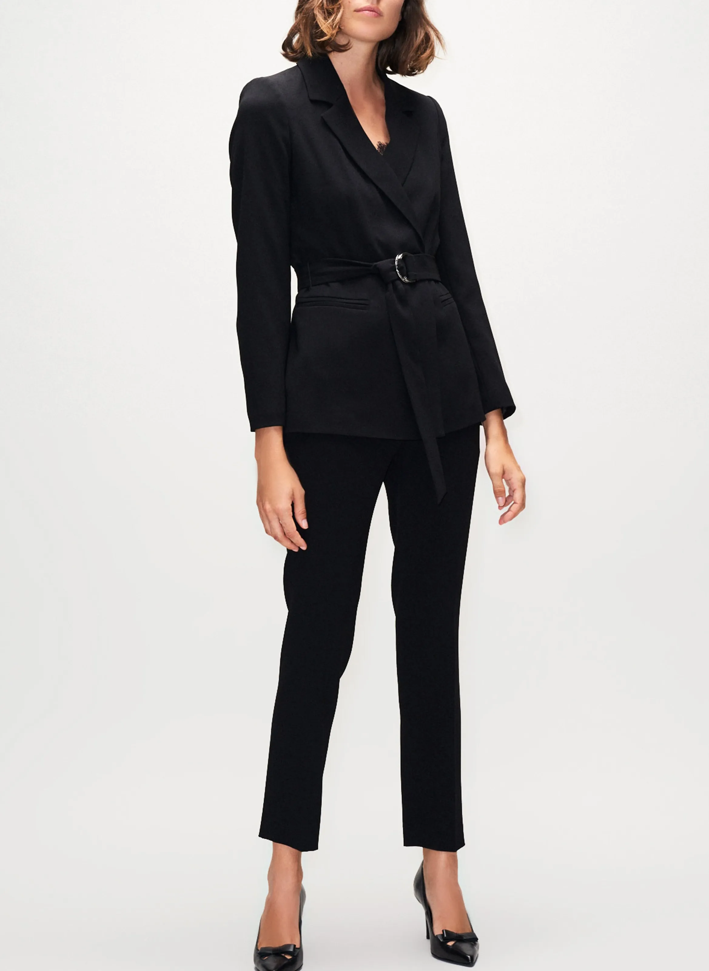 CLAUDIE PIERLOT Chaqueta ajustada con cinturón en negro