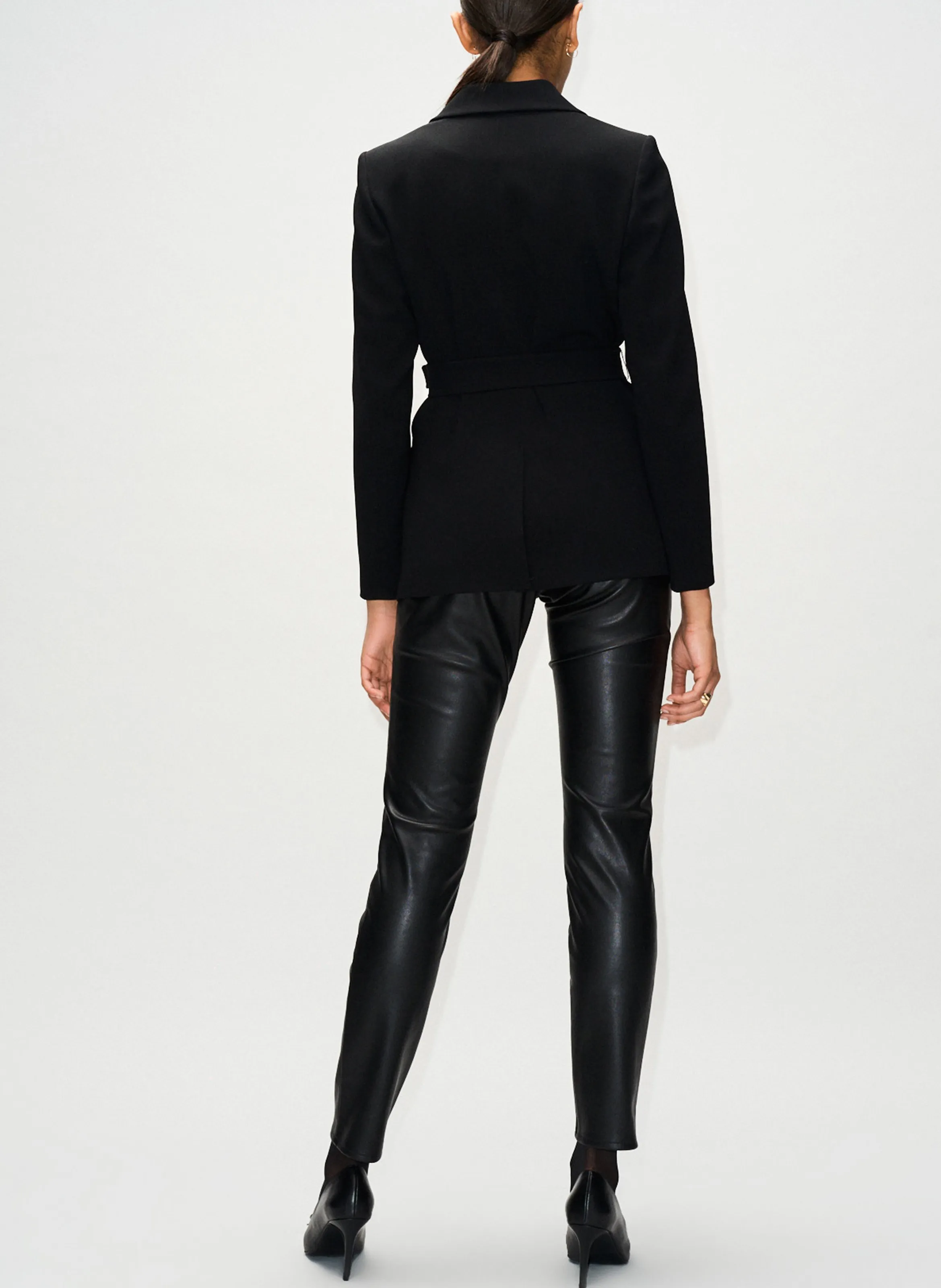 CLAUDIE PIERLOT Chaqueta ajustada con cinturón en negro
