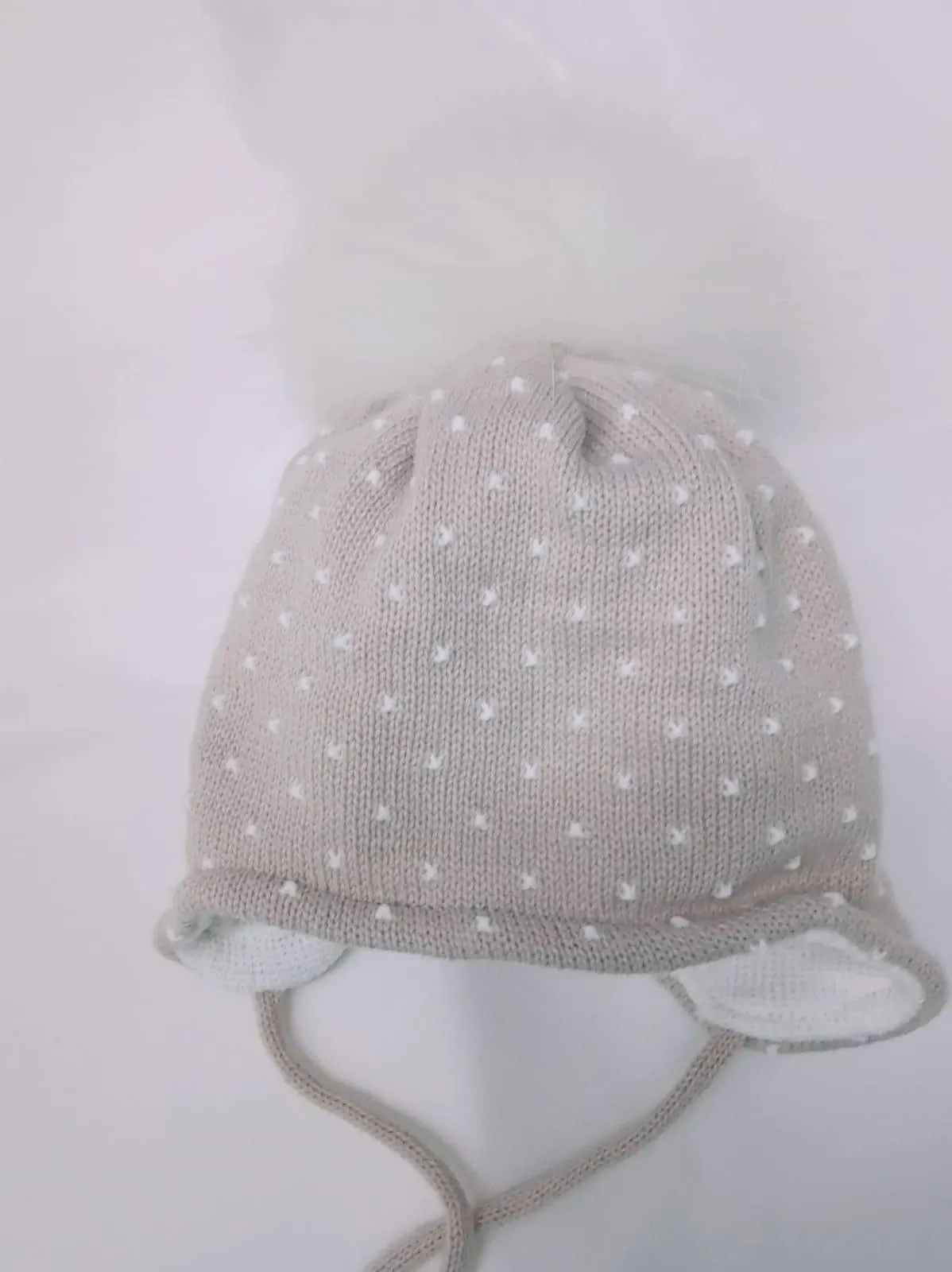 Conjunto de bebé de gorro y cuello en color Topo con topos de Jóse Luis Navarro.
