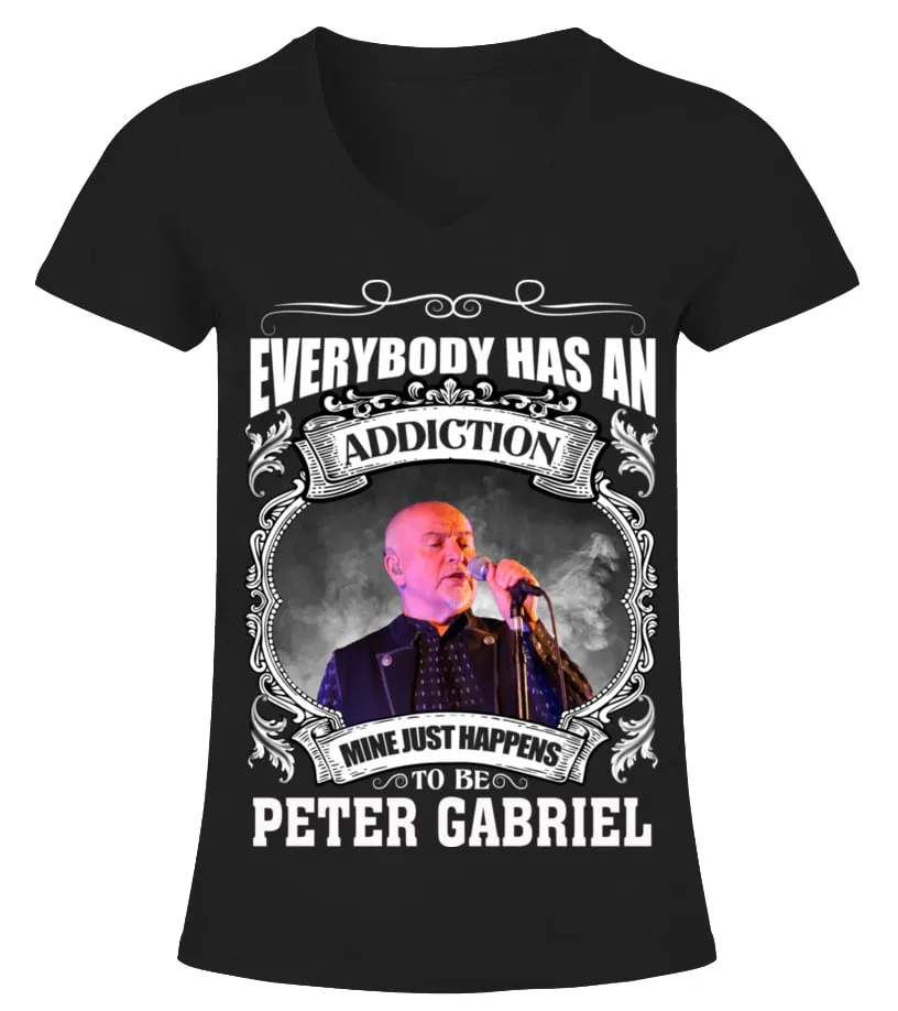 EVERYBODY HAS AN ADDICTION MINE JUST HAPPENS TO BE PETER GABRIEL Camiseta cuello pico Mujer