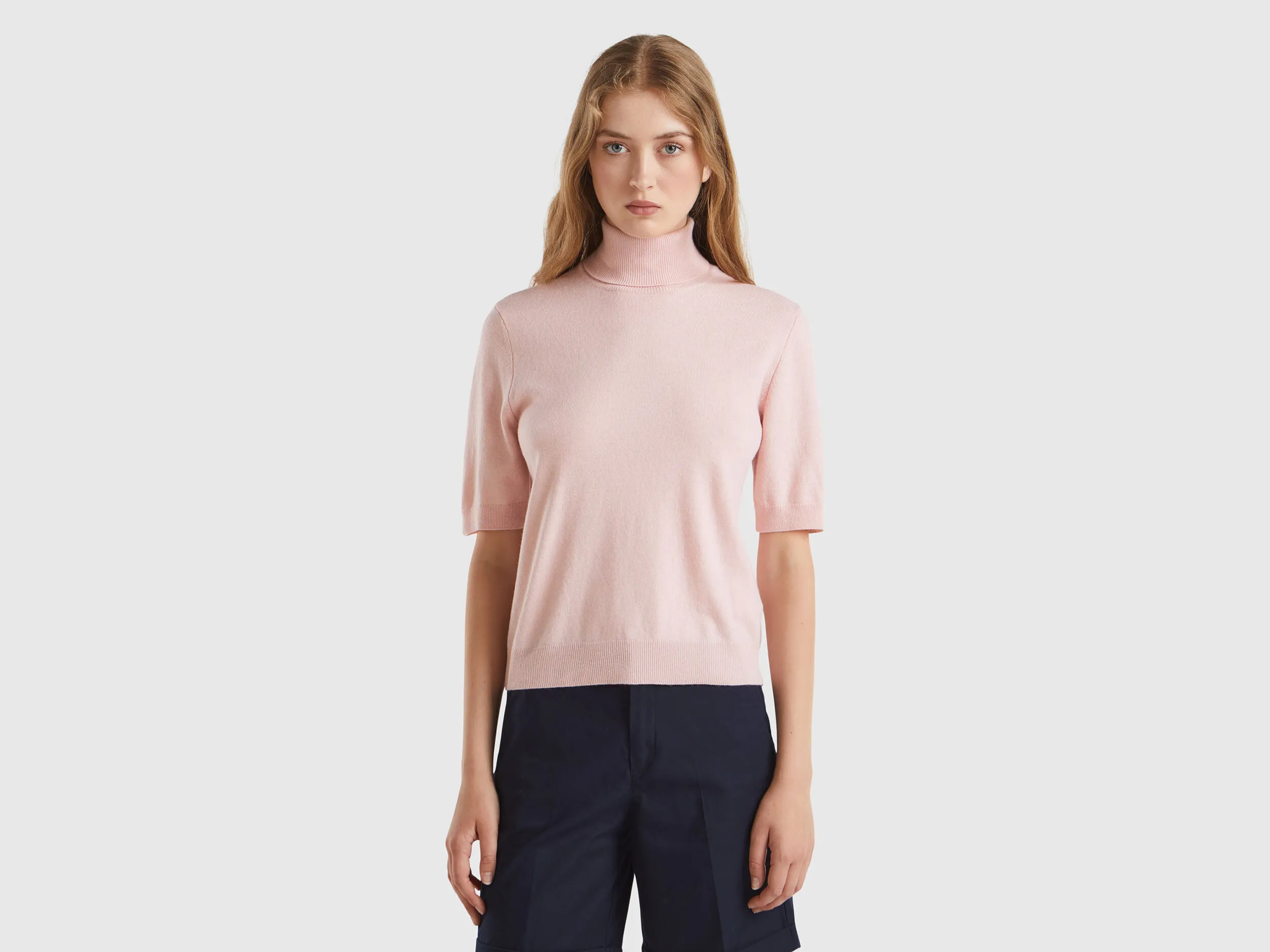 Jersey cuello alto rosa pastel de manga corta en mezcla de cachemira