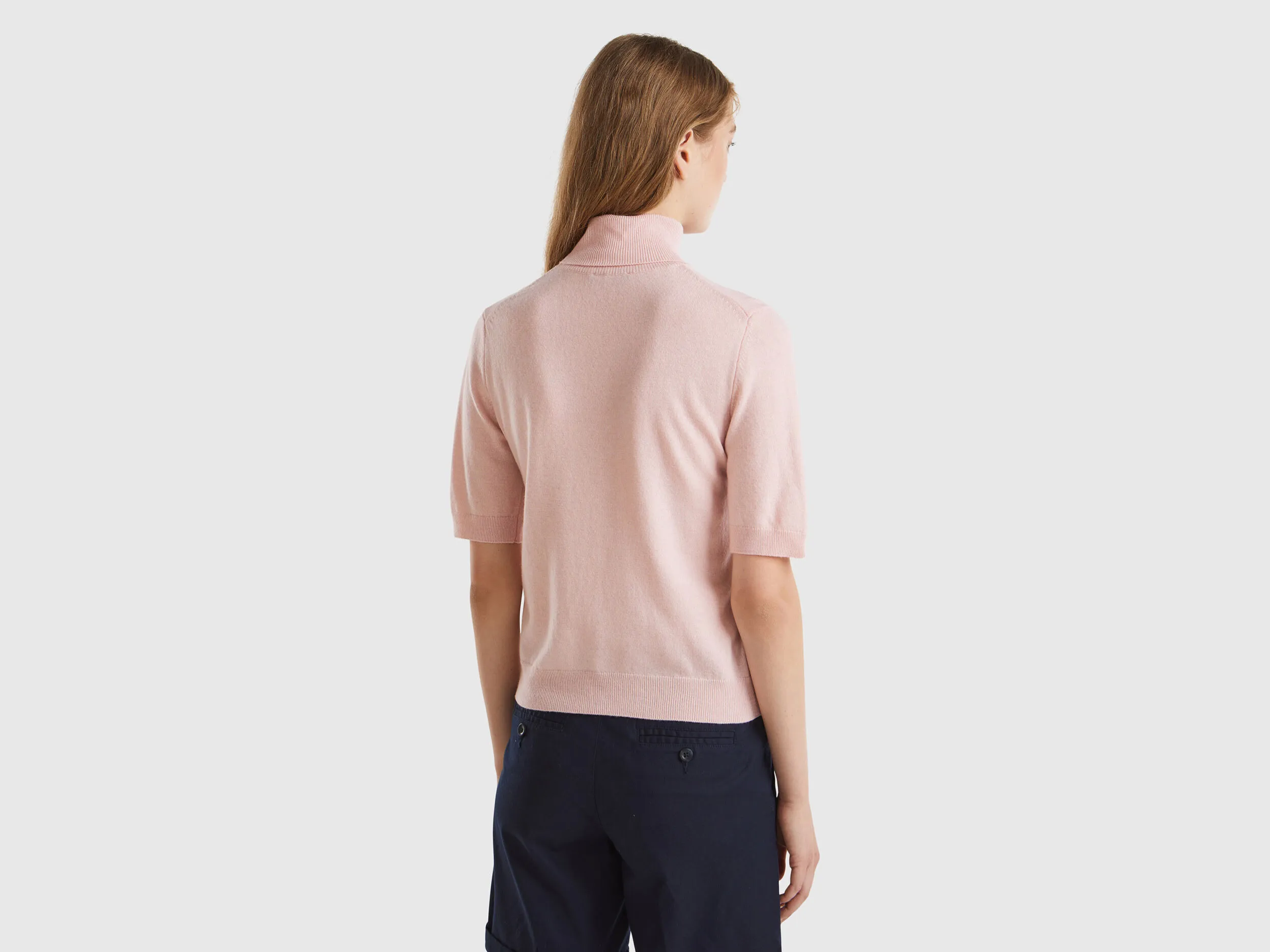 Jersey cuello alto rosa pastel de manga corta en mezcla de cachemira