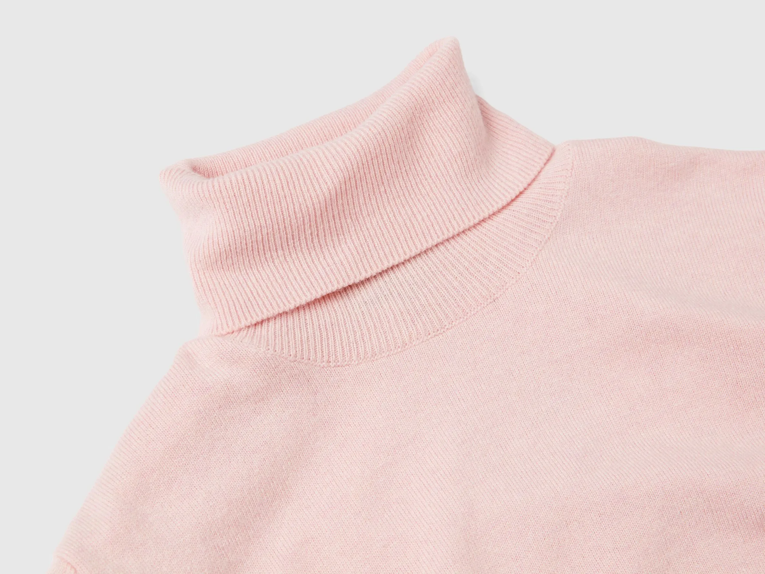 Jersey cuello alto rosa pastel de manga corta en mezcla de cachemira