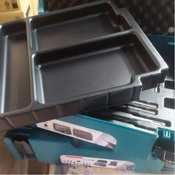 MAKITA  B53877  JUEGOSDS PLUS, 12 BROCA, 5 CINCELES, CAJA DE PLASTICO