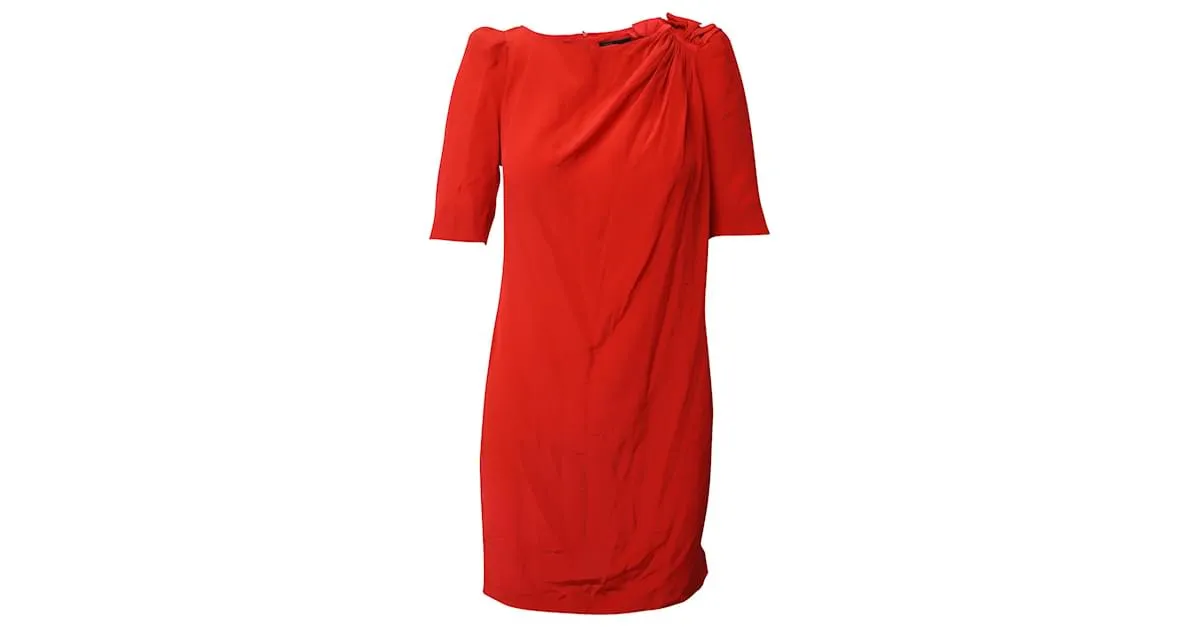 Minivestido con detalle de hombros fruncidos en seda roja de Maje 