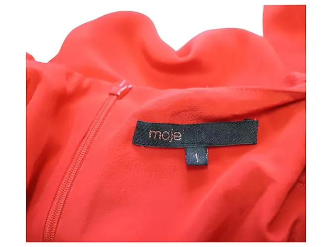 Minivestido con detalle de hombros fruncidos en seda roja de Maje 