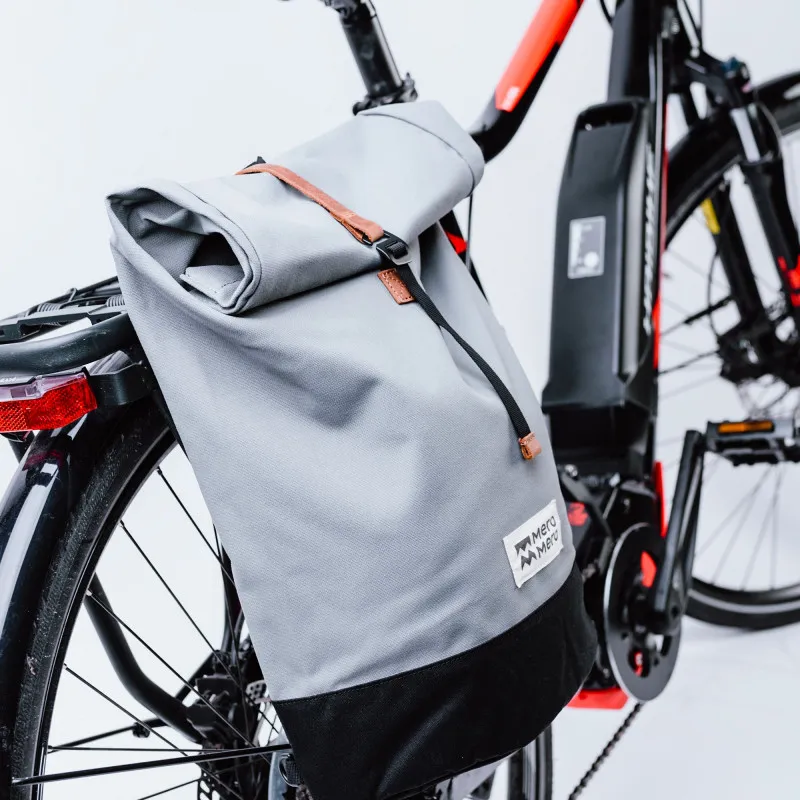 Mochila MEROMERO Mini Squamish (Piel azul marino/crema)