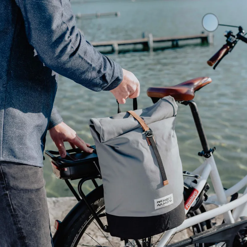 Mochila MEROMERO Mini Squamish (Piel azul marino/crema)