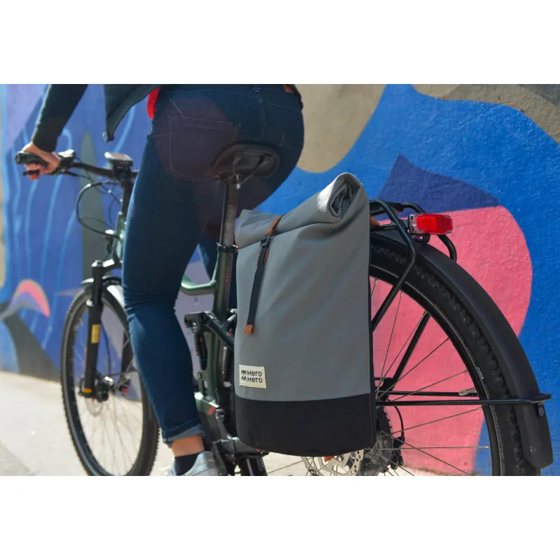 Mochila MEROMERO Mini Squamish (Piel azul marino/crema)