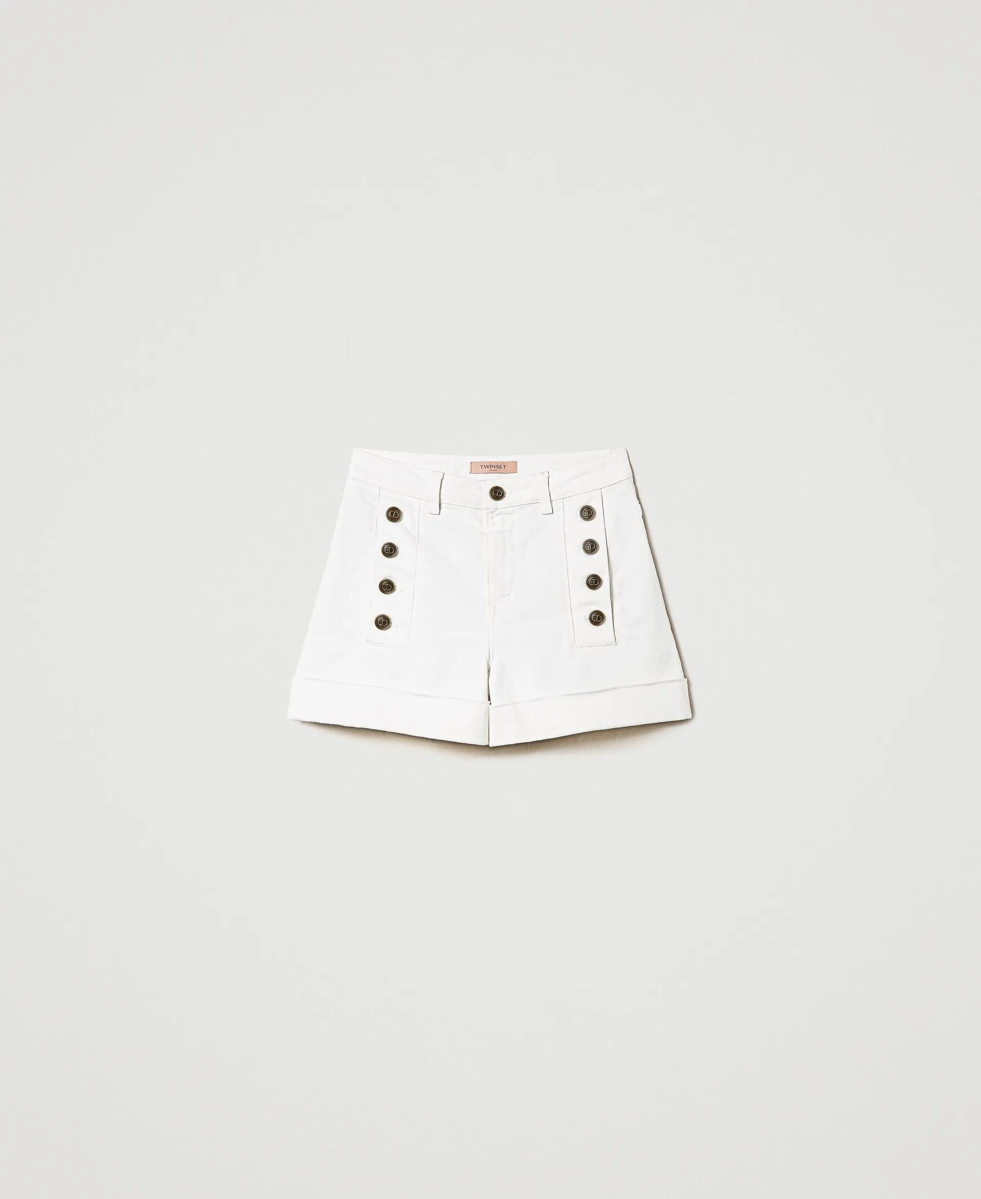 Pantalones cortos vaqueros blancos con botones decorativos