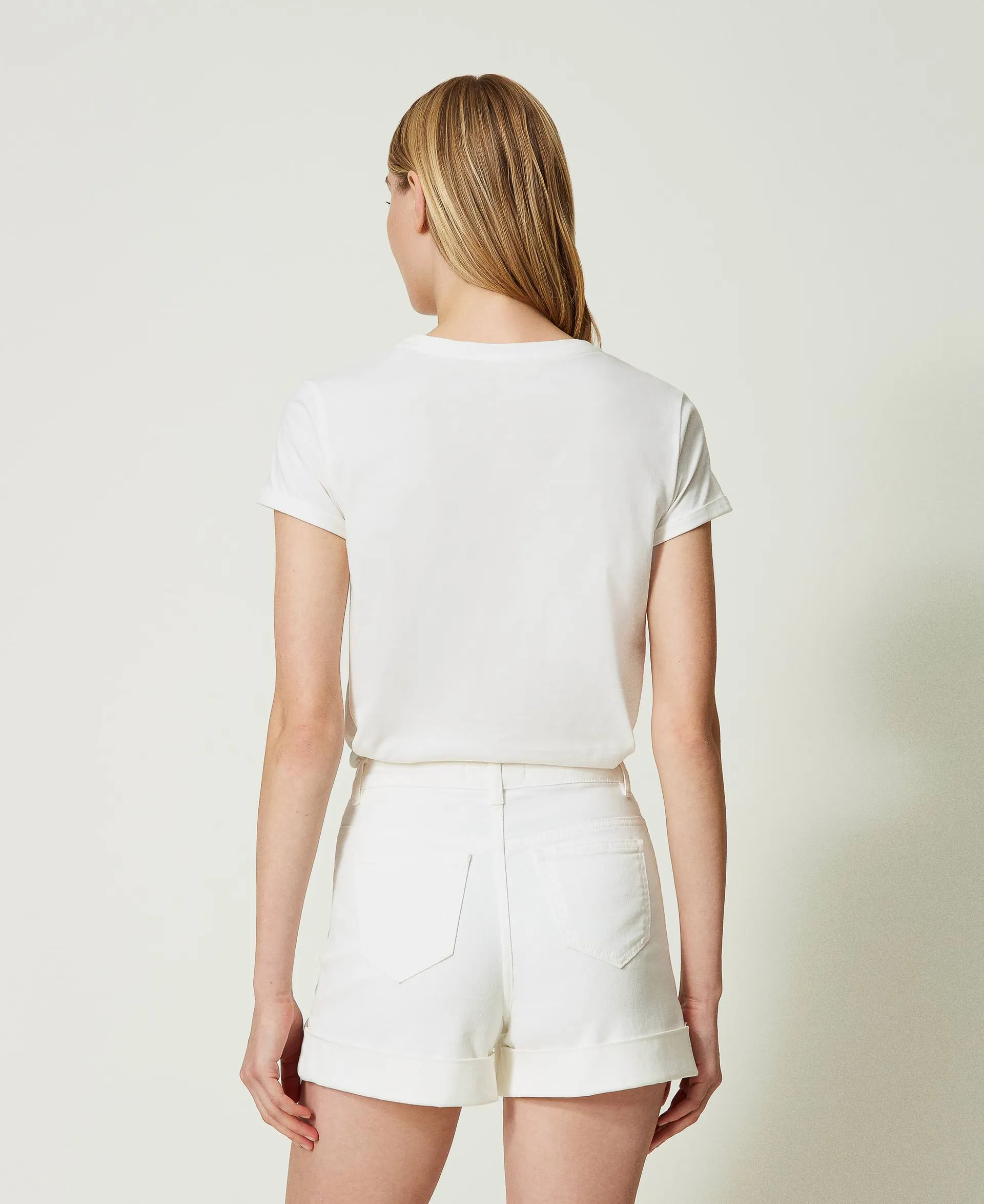 Pantalones cortos vaqueros blancos con botones decorativos