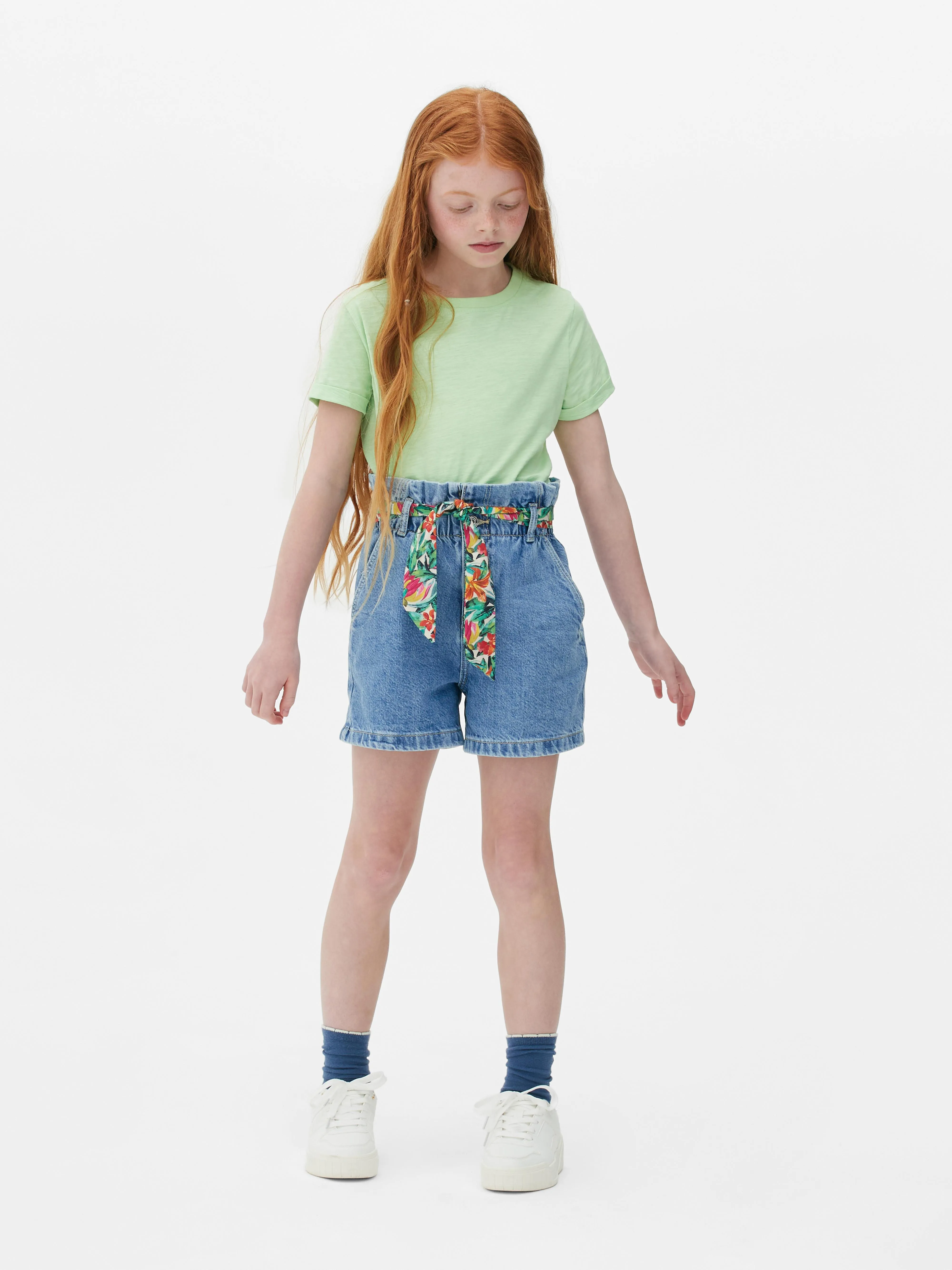 Pantalones cortos vaqueros tropicales con cinturón