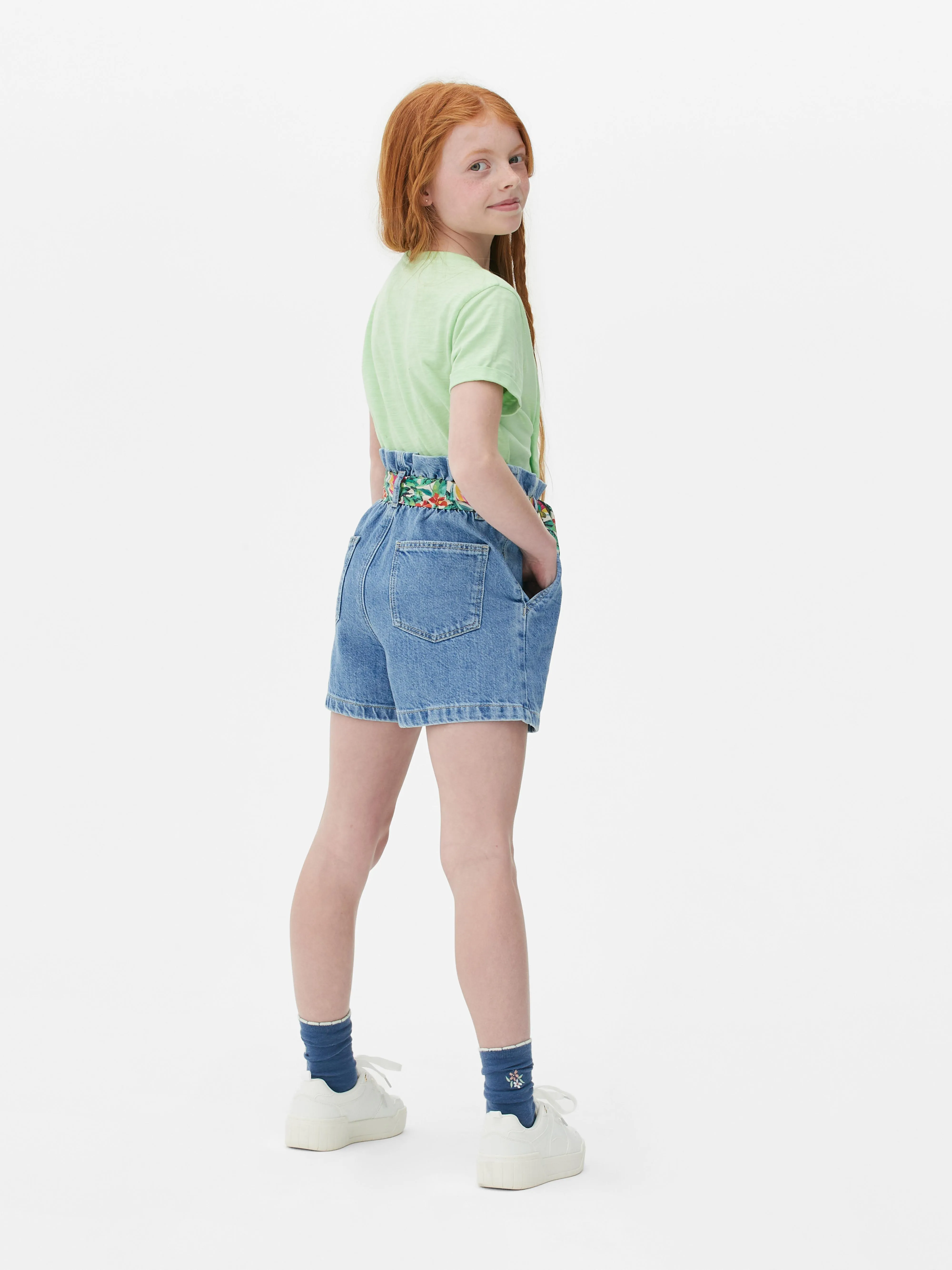 Pantalones cortos vaqueros tropicales con cinturón