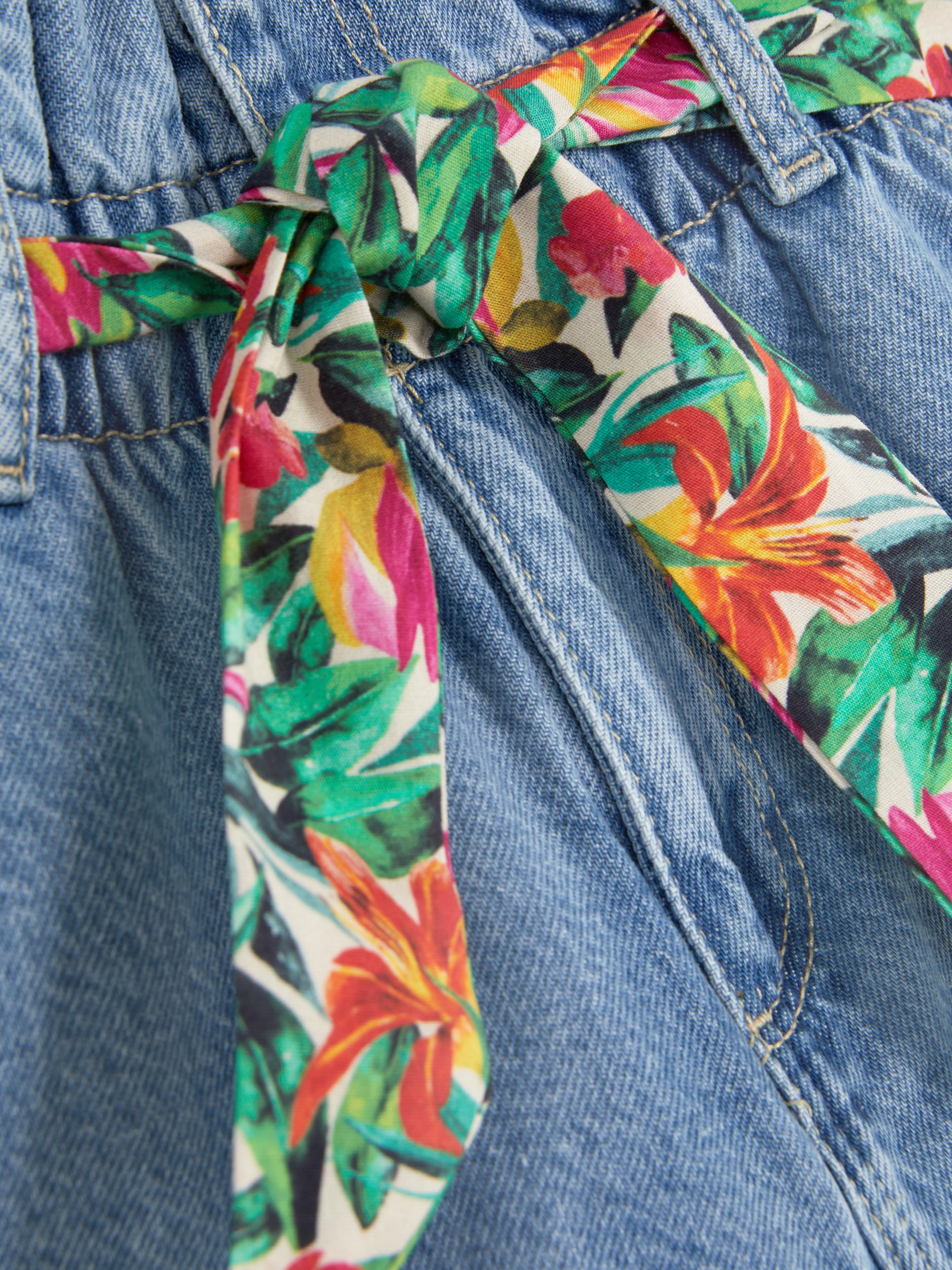 Pantalones cortos vaqueros tropicales con cinturón