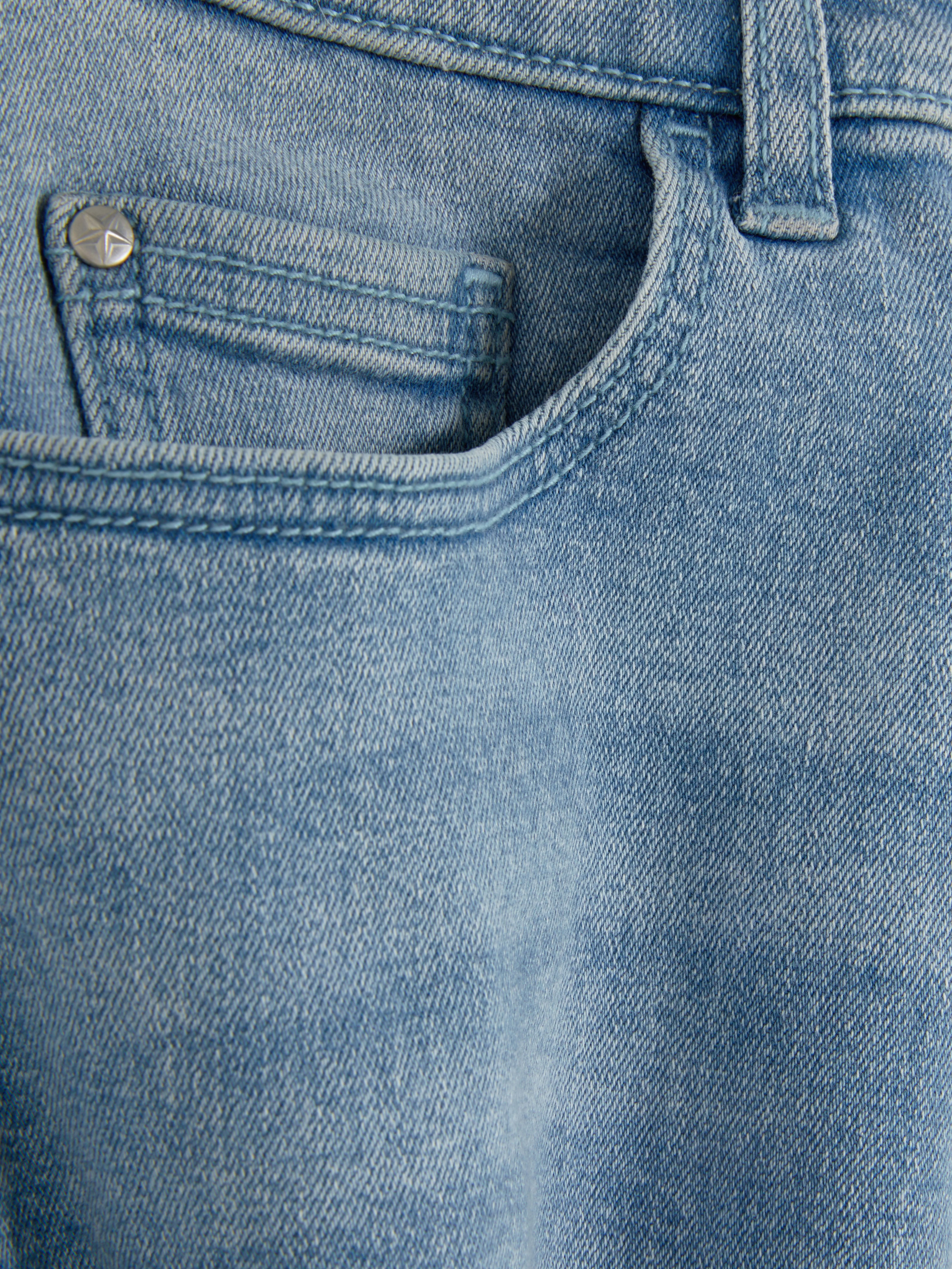 Pantalones vaqueros cortos con bajos deshilachados