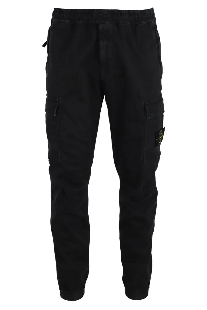 Pantalón negro estilo cargo con parche lateral