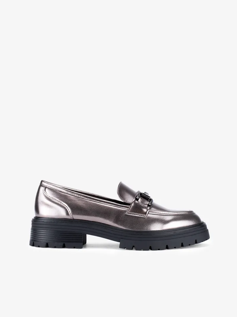 SAPATO LOAFER METALIZADO COM APLICAÇÃO EM SOLA CHUNKY