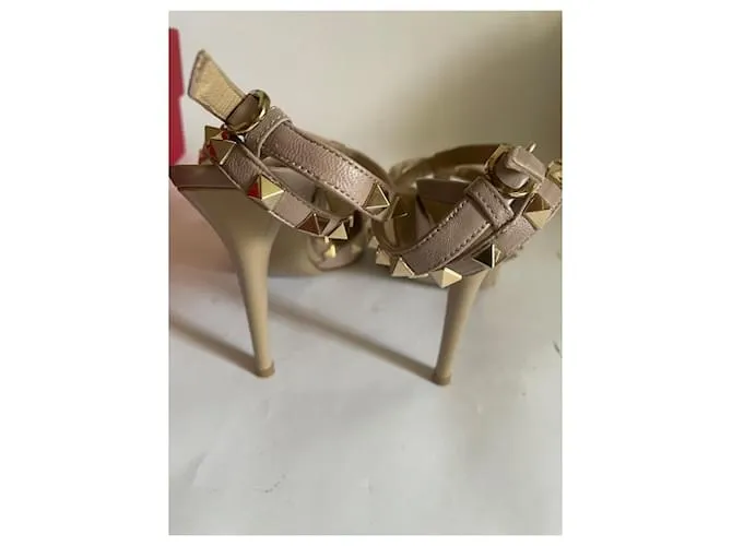 Valentino Garavani Tacones Beige 