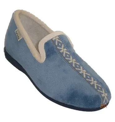 Zapatilla cerrada con cenefa en la pala Muro en celeste