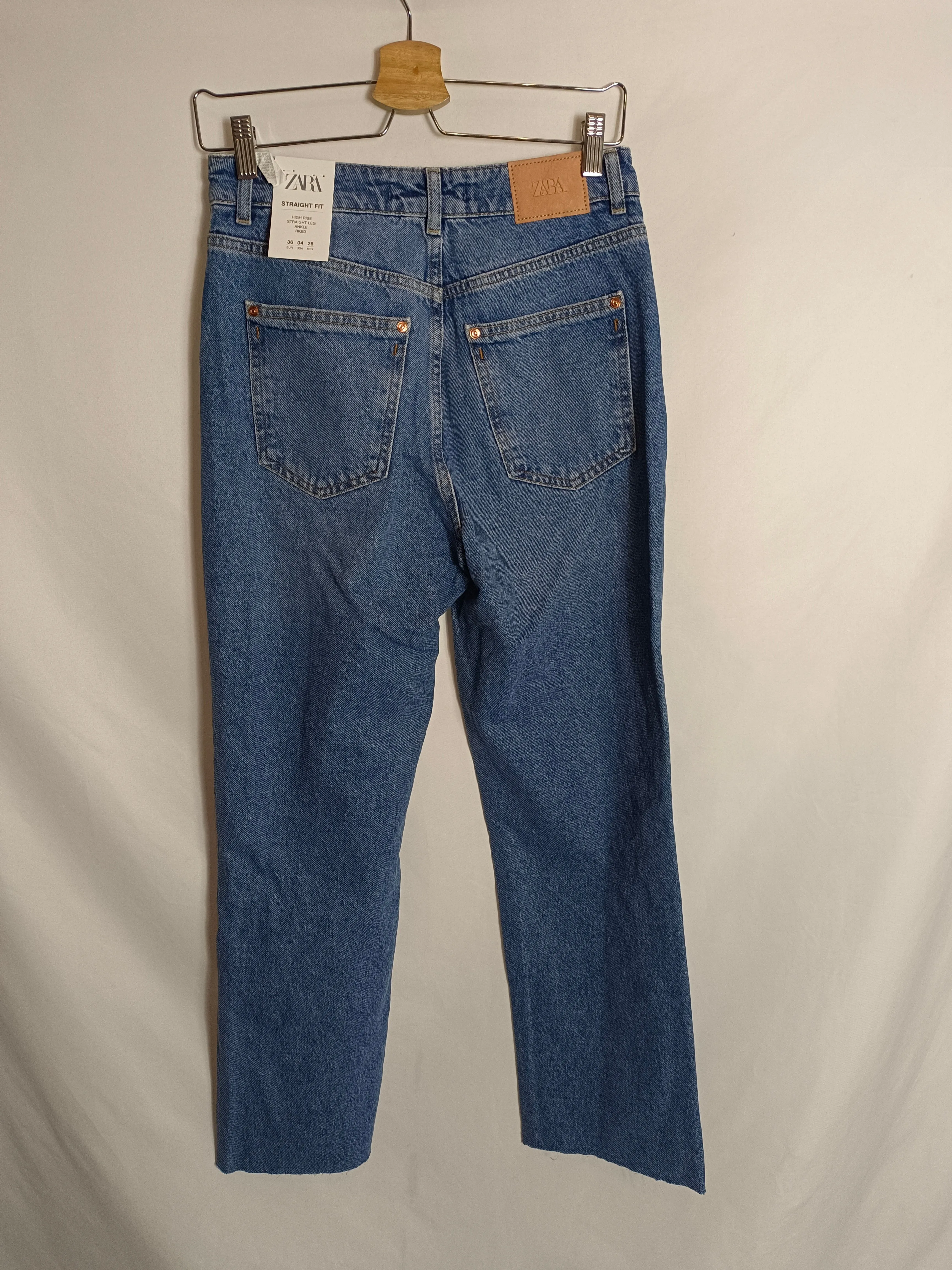 ZARA. Pantalón vaquero recto T.36